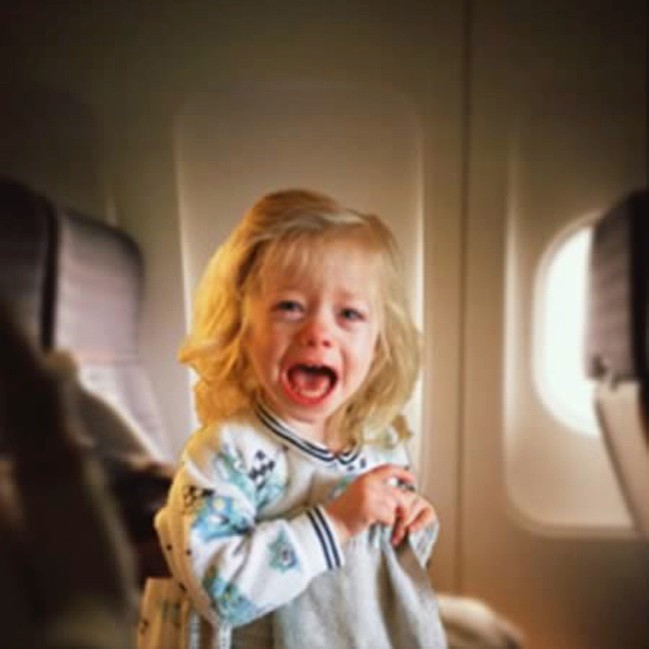 Маленькие демонята в самолете: эмоции или родители наказывают социум? 