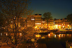 El río Amstel, al que la ciudad debe su nombre, nos sirve de guía en la visita.