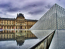 Fachada del museo del Louvre.
