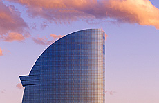 Al hotel W le llaman la 'Vela'.