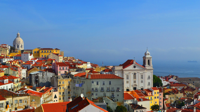 Lisboa seduce al visitante llena de color