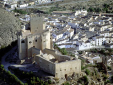 Por fuera, el castillo de V�lez Blanco tiene un aire inexpugnable.