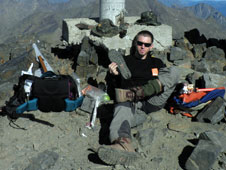 Nuestro lector Daniel Ib��ez con su hijo en el Pirineo aragon�s.