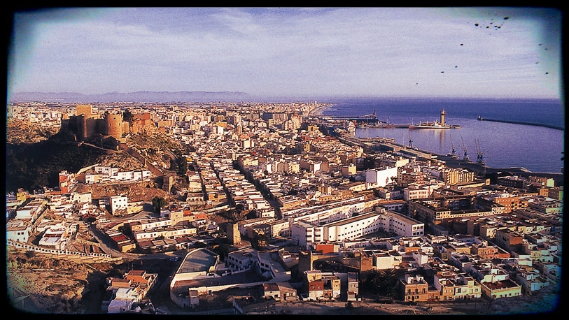 Vista panor�mica de la ciudad de Almer�a, vigilada eternamente por la Alcazaba.