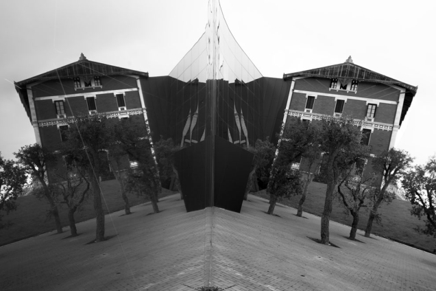 Reflejo duplicado del Museo Crist�bal Balenciaga, en Guetaria, su localidad natal.