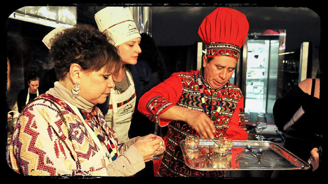 El chef Humberto Dom�nguez repartiendo sus ceviches.