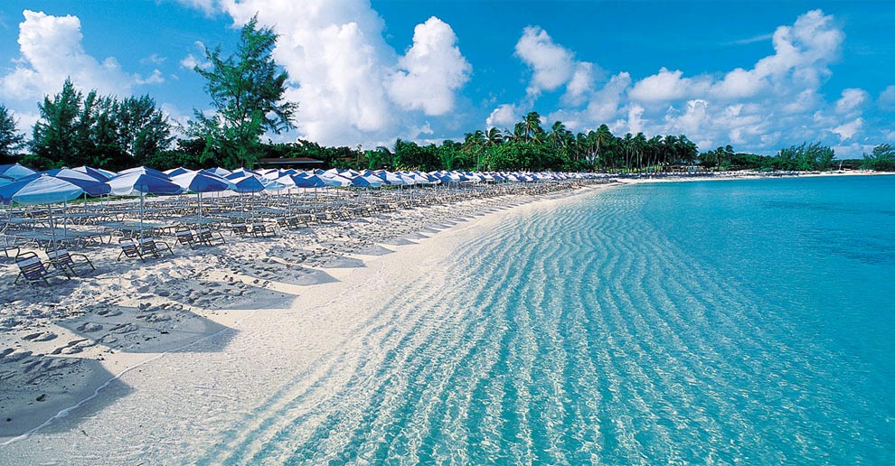 El buque <em>Monarch</em> de Pullmantur hace escala en puertos e islas de horizonte turquesa.