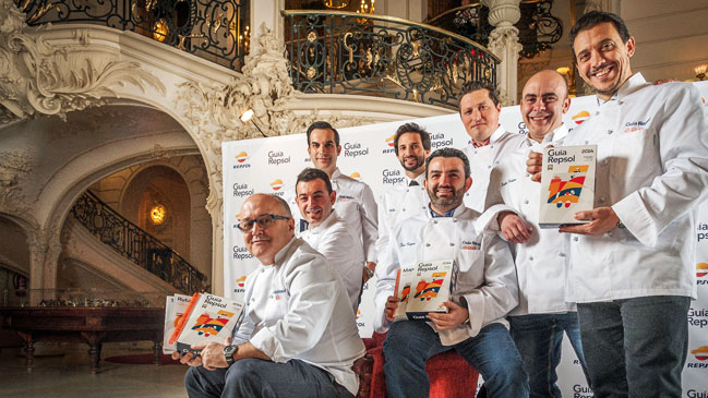 Los ocho chefs de los restaurantes españoles con tres Soles en la nueva edición de la guía.